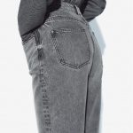 ДЖИНСЫ MOM FIT С ЗАВЫШЕННОЙ ТАЛИЕЙ -